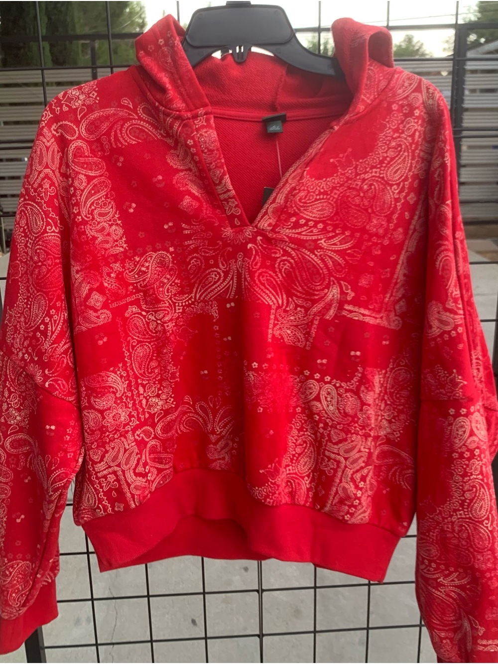 NWT wild fable Red Paisley cropped
Hoodie Pullover - Picture 1 of 4